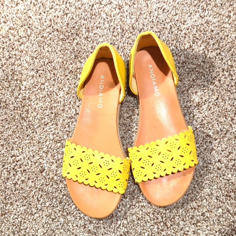 Yellow Andiamo flats, size 5 1/2